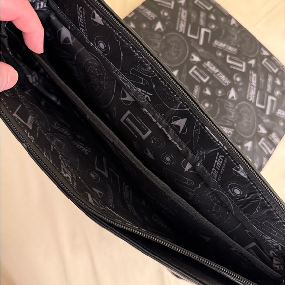 Star Trek: The Next Generation Laptop Messenger Bag (Command Red) - Picture 7 of 9